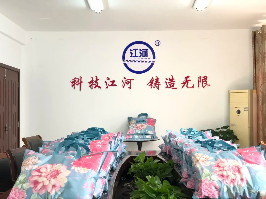 女神节EMC易倍为给女工发放福利